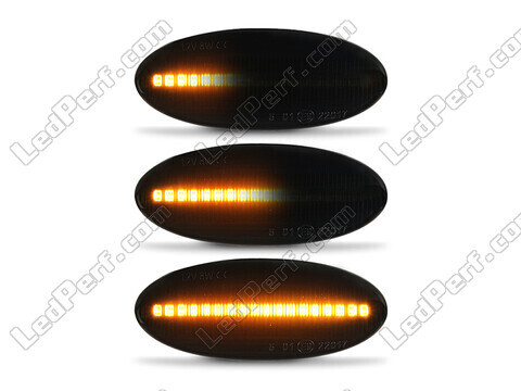 Lighting of the black dynamic LED side indicators for Nissan Cube