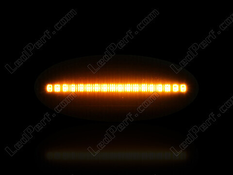 Maximum lighting of the dynamic LED side indicators for Nissan Note (2009 - 2013)